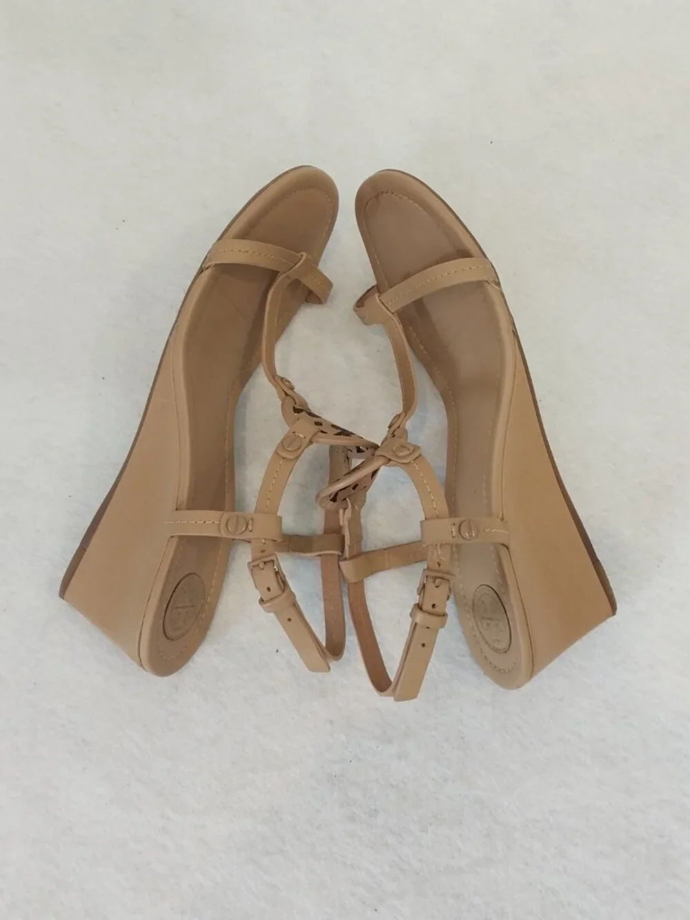 Tory Burch Wedge Sandals 7.5 Miller Beige Nude Leather T-Strap Logo Medallion